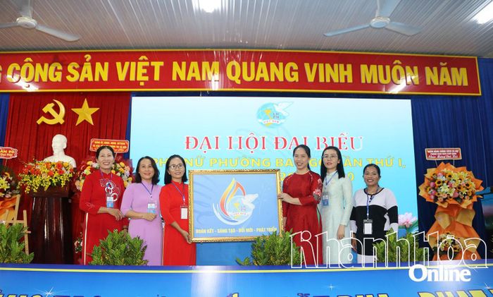 Đại diện Hội Liên hiệp Phụ nữ tỉnh tặng bức tranh chúc mừng đại hội.