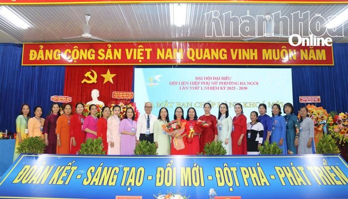 Lãnh đạo Hội Liên hiệp Phụ nữ tỉnh và lãnh đạo phường Ba Ngòi tặng hoa chúc mừng Ban Chấp hành Hội Liên hiệp Phụ nữ phường Ba Ngòi, nhiệm kỳ 2025 - 2030.