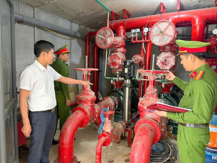 Cán bộ Phòng Cảnh sát Phòng cháy, chữa cháy và Cứu nạn cứu hộ kiểm tra hệ thống cấp nước chữa cháy tại