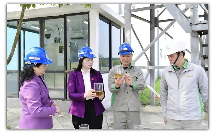 Đoàn ĐBQH thực hiện giám sát chất lượng xả thải nguồn nước của Công ty Cổ phần Giấy An Hòa.