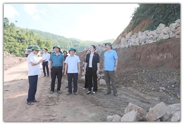 Đồng chí Ma Thị Thúy, Ủy viên BCH Đảng bộ tỉnh, Phó Trưởng Đoàn ĐBQH hoạt động chuyên trách tỉnh khảo sát tuyến đường Hồ Chí Minh đoạn chợ Chu - ngã ba Trung Sơn đang xây dựng.