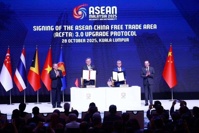 Lễ ký Nghị định thư nâng cấp Hiệp định Thương mại tự do ASEAN - Trung Quốc (ACFTA 3.0). (Ảnh: TTXVN)