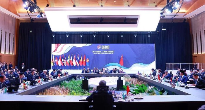 Thủ tướng Chính phủ Phạm Minh Chính cùng các nhà lãnh đạo ASEAN và Thủ tướng Trung Quốc Lý Cường tham dự Hội nghị Cấp cao ASEAN - Trung Quốc lần thứ 28. (Ảnh: TTXVN)