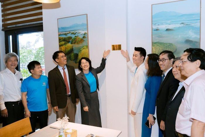 Các đại biểu dán biển "Cấm hút thuốc lá" tại các khách sạn, nhà hàng tại TP. Đà Nẵng. Ảnh: ST