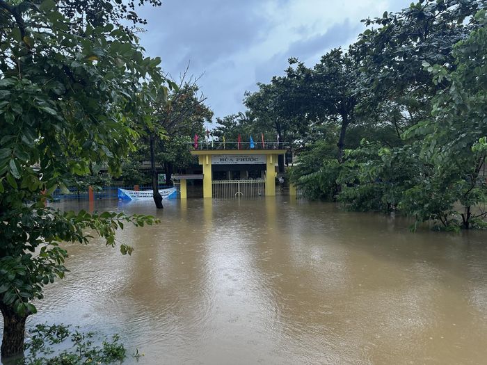 Trường học Hòa Phước (Đà Nẵng) bị ngập sâu trong nước lũ