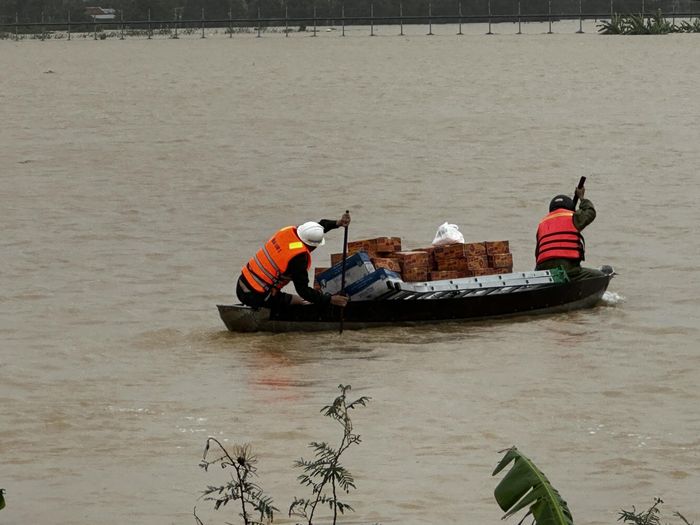 Lực lượng chức năng vận chuyển thực phẩm, nước uống vào trong khu vực ngập lũ cho người dân