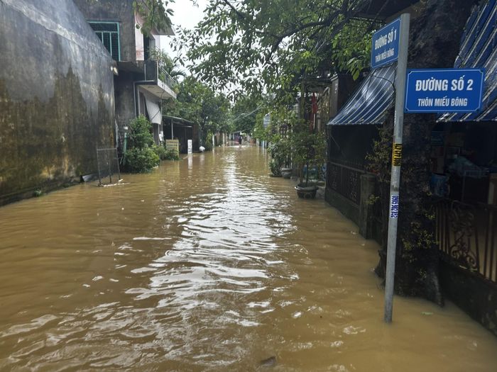 Các tuyến đường giao thông vào xã Hòa Phước (Đà Nẵng) bị ngập sâu trong nước