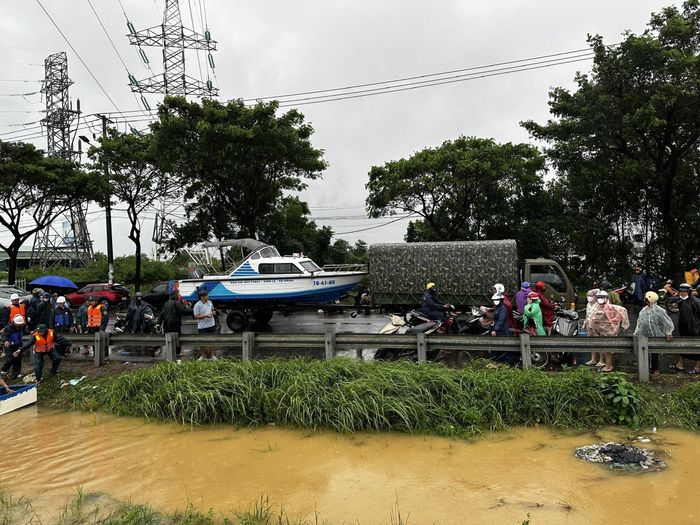 Các phương tiện thuyền máy được vận chuyển đến các khu ngập lũ nặng để tiếp tục di dời dân ra khỏi vùng ngập nước nguy hiểm