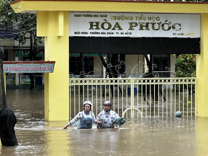 Trường Tiểu học Hòa Phước (Đà Nẵng) ngập sâu hơn cả mét