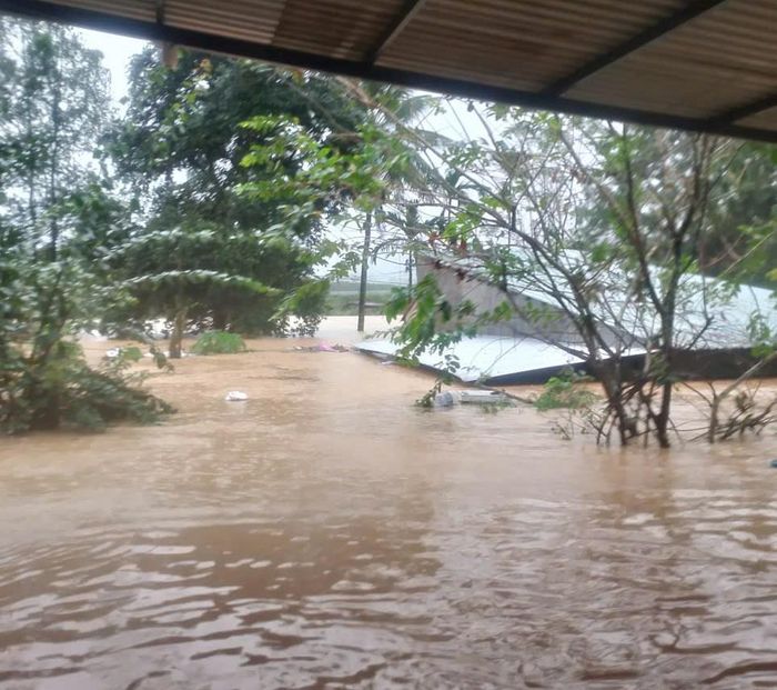 Sáng nay, khu vực ngã ba xã Trà Tân nước ngập sâu đến 2 mét.
