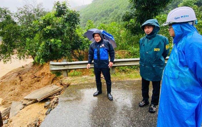 Lãnh đạo xã Trà Tân kiểm tra tình hình sạt lở tại cầu Ca Da.