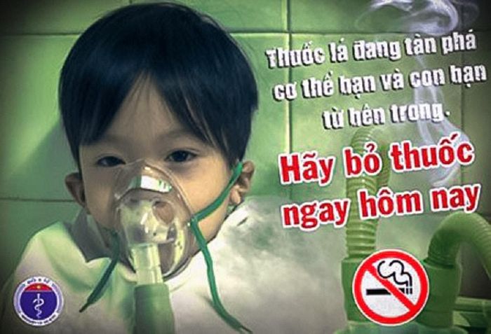 Trẻ hít phải khói thuốc lá thụ động sẽ dễ mắc các bệnh liên quan đến phổi. Ảnh: Tư liệu