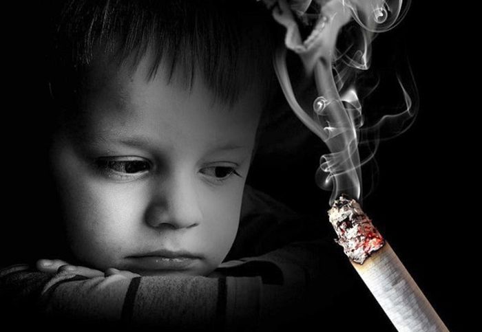Nicotine trong khói thuốc lá có thể dẫn đến các triệu chứng khó thở dẫn đến đột tử ở trẻ. Ảnh: Tư liệu