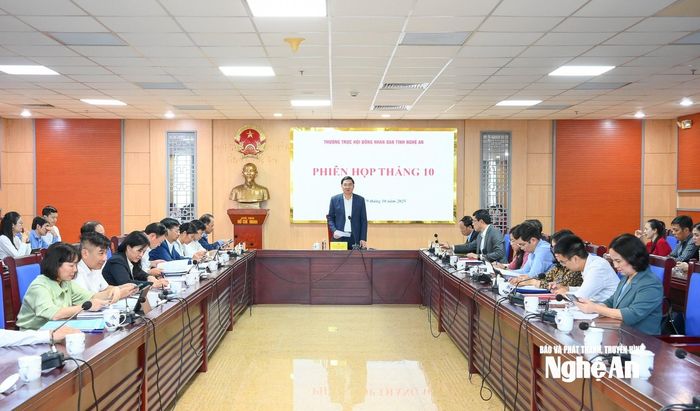 Thường trực HĐND tỉnh họp phiên thường kỳ tháng 10. Ảnh: Thành Cường