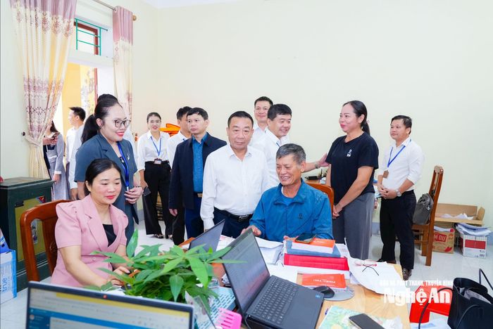 Đoàn công tác trao đổi với cán bộ, người dân xã Phúc Lộc. Ảnh: TL