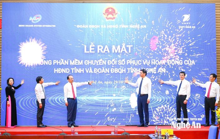 Các đồng chí Thường trực HĐND tỉnh và Đoàn ĐBQH tỉnh thực hiện nghi thức ra mắt hệ thống phần mềm chuyển đổi số phục vụ hoạt động của HĐND tỉnh và Đoàn ĐBQH tỉnh Nghệ An. Ảnh: Thành Cường