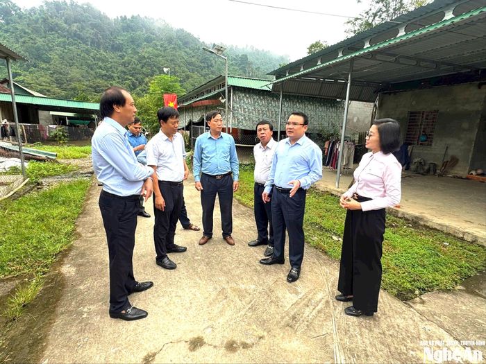Phó Chủ tịch UBND tỉnh Phùng Thành Vinh kiểm tra điểm tái định cư Thủy điện Bản Vẽ tại xã Yên Na.