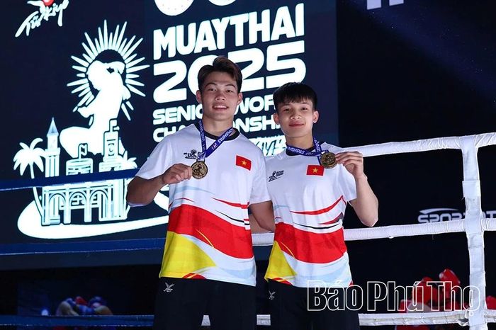 Hoàng Đình Mạnh (trái) và đồng đội đạt huy chương Vàng nội dung biểu diễn Mai muay U23 tại giải vô địch thế giới 2025 được tổ chức ở Thổ Nhĩ Kỳ