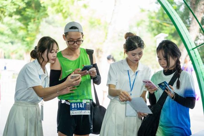 Khách hàng được nhân viên tư vấn về các giải pháp thanh toán của ngân hàng