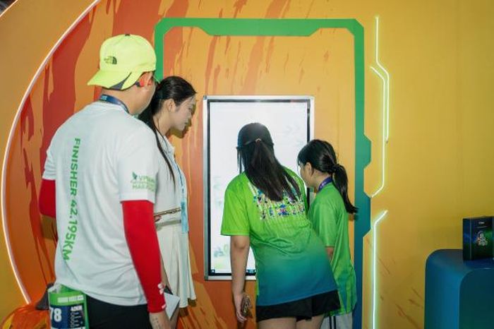 Runner tham gia mini game tại booth Hallo-win