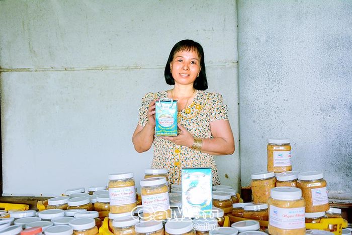 Sản phẩm mắm cá sơn - sản phẩm OCOP 3 sao của gia đình chị Phan Thị Chuyển, góp phần quảng bá đặc sản địa phương ra thị trường trong và ngoài tỉnh.