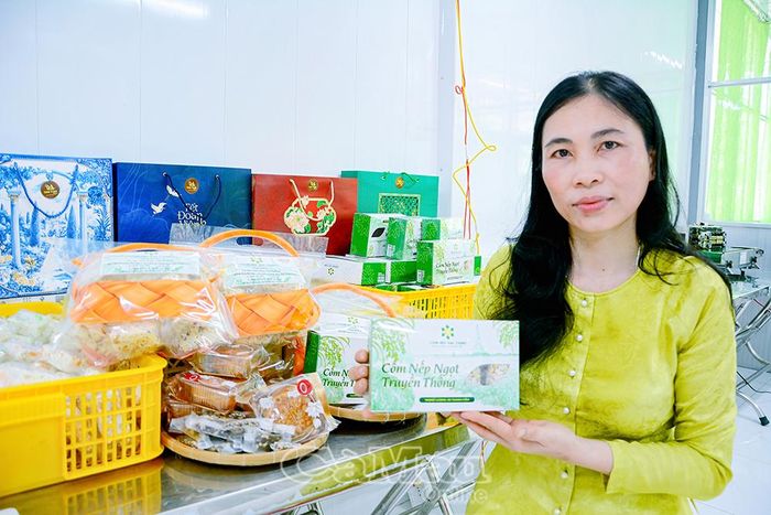 Chị Mỹ Thuộc giới thiệu sản phẩm cốm nếp được cải tiến mẫu mã hiện đại, góp phần nâng tầm thương hiệu đặc sản quê hương.