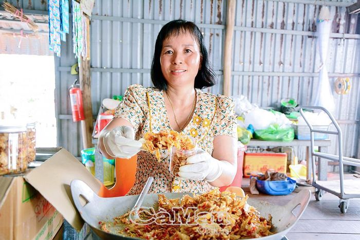 Chị Phan Thị Chuyển đóng gói sản phẩm cá sơn sấy tỏi ớt - đặc sản địa phương được chế biến đảm bảo an toàn, hương vị đậm đà, sẵn sàng đưa ra thị trường phục vụ người tiêu dùng.