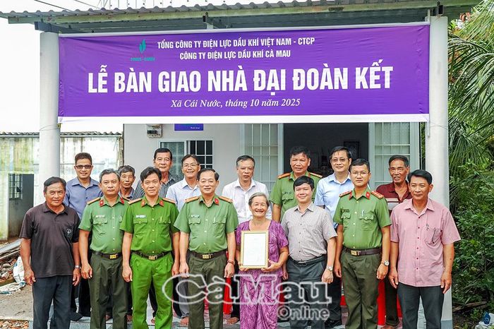 Đại diện lãnh đạo các đơn vị bàn giao Nhà Đại đoàn kết cho gia đình bà Nguyễn Thu Hương, ngụ xã Cái Nước.
