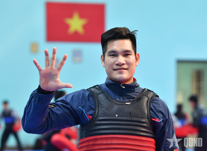 Đảng viên, vận động viên Nguyễn Duy Tuyến - đội tuyển Pencak Silat Việt Nam (áo đỏ), với thành tích giành 5 huy chương vàng thế giới, 6 huy chương vàng châu Á và 4 huy chương vàng ở các kỳ SEA Games. Nguyễn Duy Tuyến được xem là võ sĩ “độc cô cầu bại” ở hạng đối kháng 85kg nam môn Pencak Silat.