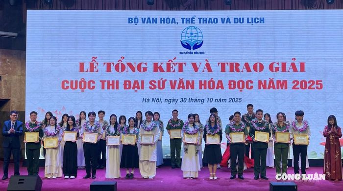 Ban tổ chức trao 8 giải Nhất, 16 giải Nhì, 32 giải Ba, 64 giải Khuyến khích và các giải Chuyên đề khác dành cho các bài thi xuất sắc.