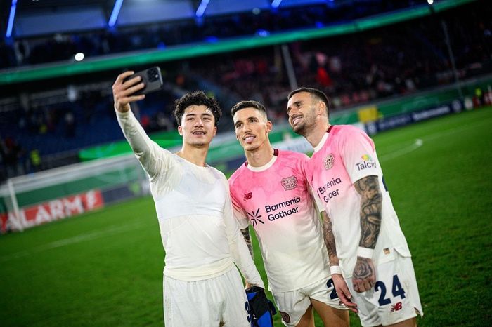Maza chụp ảnh selfie cùng đồng đội sau trận đấu - Ảnh: Bayer 04 Leverkusen