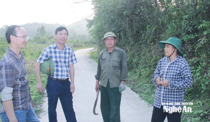 Cán bộ xã Hưng Yên Nam (huyện Hưng Nguyên) tuyên truyền, vận động người dân ủng hộ phong trào xây dựng nông thôn mới. Ảnh tư liệu: Mai Hoa