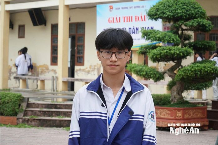 Lê Minh Hiếu - lớp 12A1 - Trường THPT Quỳnh Lưu 1, là nam sinh duy nhất đạt 2 giải Nhất tại Kỳ thi học sinh giỏi tỉnh lớp 12 năm học 2025 - 2026. Trước Hiếu, anh trai học tại Trường THPT Quỳnh Lưu 1 cũng từng đạt giải Nhất học sinh giỏi tỉnh môn Toán lớp 12 và nay là sinh viên của Trường Đại học Bách khoa Hà Nội. Ảnh: Mỹ Hà