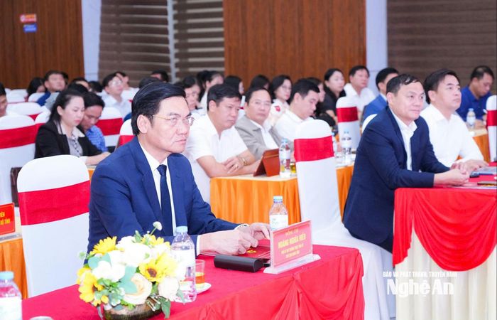 Các đồng chí lãnh đạo tỉnh và đại biểu tham dự. Ảnh: TL