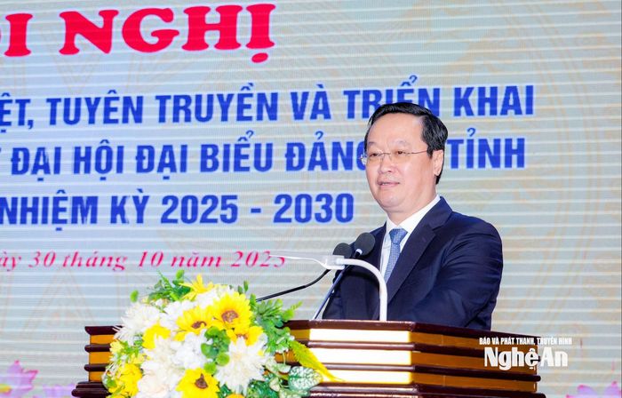 Bí thư Tỉnh ủy Nguyễn Đức Trung thông báo kết quả Hội nghị lần thứ 13, Ban Chấp hành Trung ương Đảng khóa XIII và phát biểu bế mạc hội nghị. Ảnh: Phạm Bằng