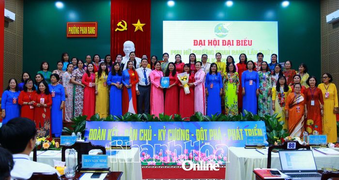 Lãnh đạo Hội Liên hiệp Phụ nữ tỉnh trao quyết định và lãnh đạo phường Phan Rang tặng hoa chúc mừng Ban Chấp hành Hội Liên hiệp phụ nữ phường nhiệm kỳ mới.