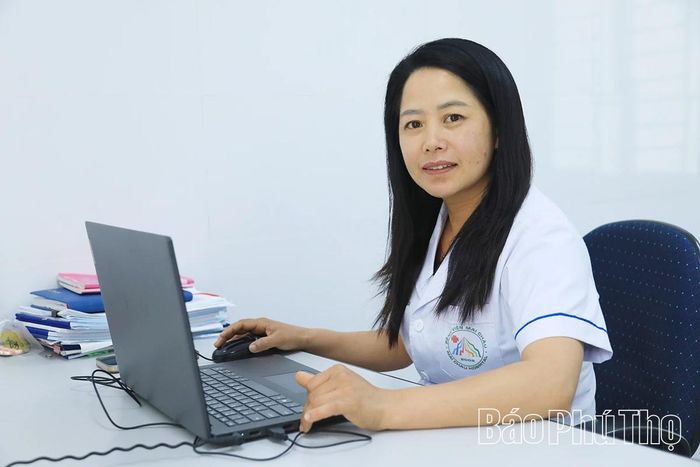 Chị Sùng Y Múa, cán bộ Trạm Y tế xã Pà Cò - người có kinh nghiệm hơn 20 năm gắn bó với nhiệm vụ chăm sóc sức khỏe Nhân dân trên địa bàn