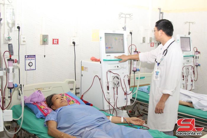 Bệnh nhân chạy thận nhân tạo tại Bệnh viện Đa khoa khu vực Phù Yên.