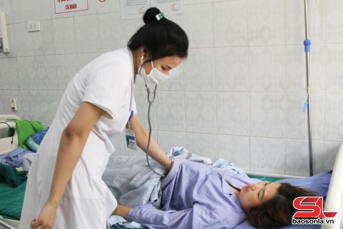 Bác sĩ Kho Ngoại, Bệnh viện Đa khoa khu vực Phù Yên thăm khám cho bệnh nhân.