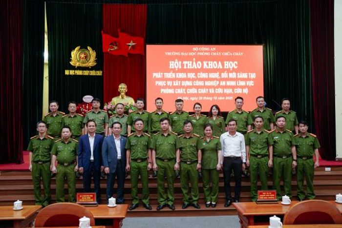 Các đại biểu tham dự hội thảo.