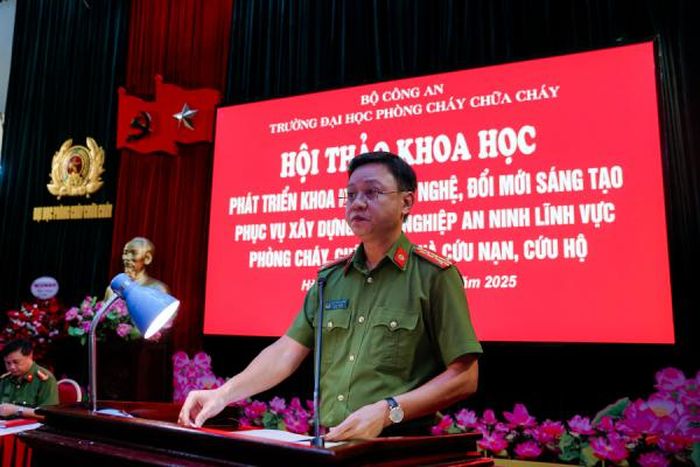 Đại tá Phạm Hùng Dương, Phó Cục trưởng Cục Cảnh sát PCCC&amp;CNCH phát biểu tại hội thảo.