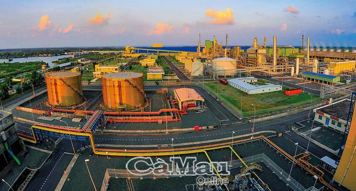 Việc đẩy mạnh chuyển đổi số đã góp phần nâng cao năng suất hoạt động của Nhà máy Ðạm Cà Mau (xã Khánh An, tỉnh Cà Mau). Ảnh: NGUYỄN THANH DŨNG.