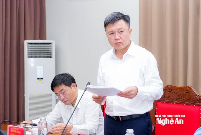 Phó trưởng Ban Thường trực Ban Nội chính Tỉnh ủy Võ Minh Thế báo cáo tình hình, kết quả công tác nội chính, phòng, chống tham nhũng, lãng phí, tiêu cực, cải cách tư pháp tháng 10, nhiệm vụ trọng tâm tháng 10/2025. Ảnh: Phạm Bằng