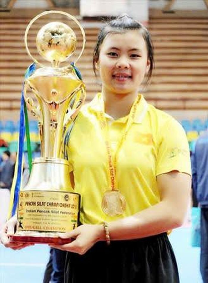 19 tuổi, Quàng Thị Thu Nghĩa đã giành Huy chương Vàng giải vô địch Pencak Silat thế giới. Ảnh: NVCC