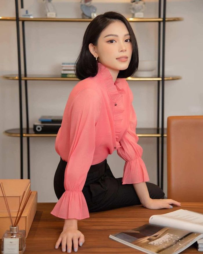 Linh Rin từng học tại trường đại học nổi tiếng tại Hà Nội, sau đó du học Anh.