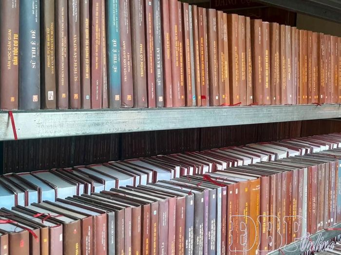 Sách tại thư viện xã Tủa Chùa phong phú, đa dạng với nhiều thể loại.