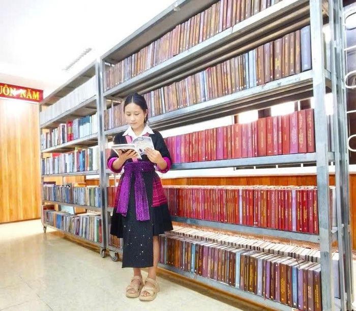 Em Hạng Thị Vang đọc sách tại thư viện xã Tủa Chùa.
