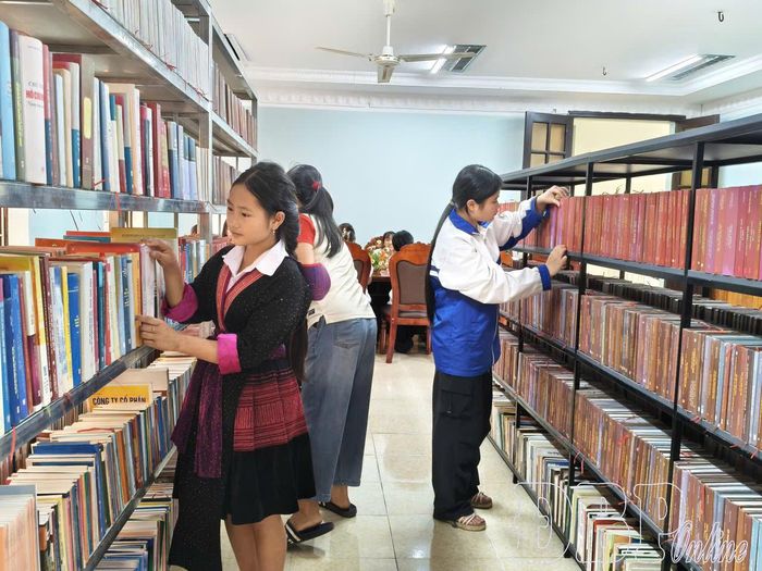 Sách được xếp trên giá theo từng thể loại giúp bạn đọc thuận tiện trong việc tìm đọc.