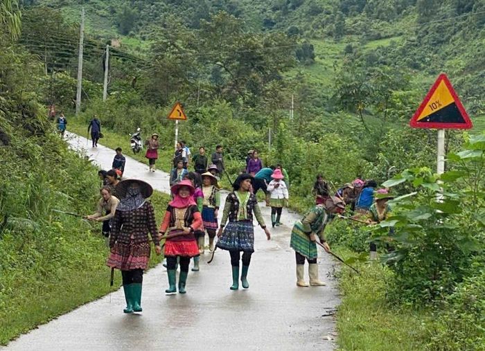 Người dân bản Mít Nọi (xã Pắc Ta) vệ sinh đường nội bản, tạo cảnh quan môi trường xanh - sạch - đẹp.