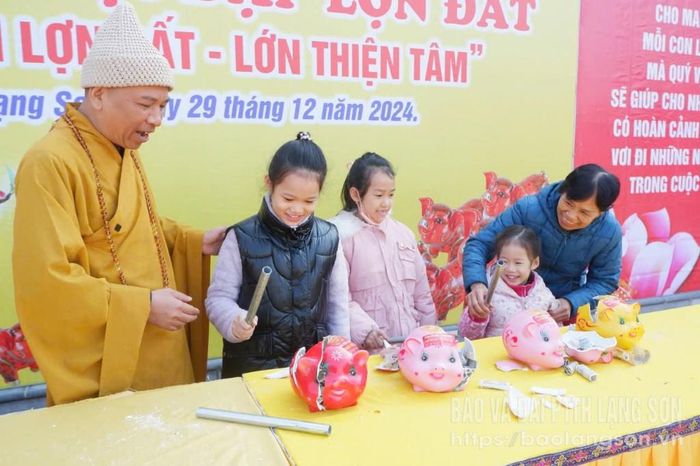 Các gia đình tham gia ngày hội đập lợn đất tại chùa Thành